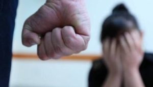 У Слов’янську п’яний чоловік знущався над дружиною