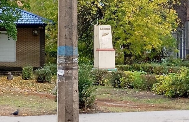 У Слов’янську “зник” памʼятник Чехову. Фотофакт