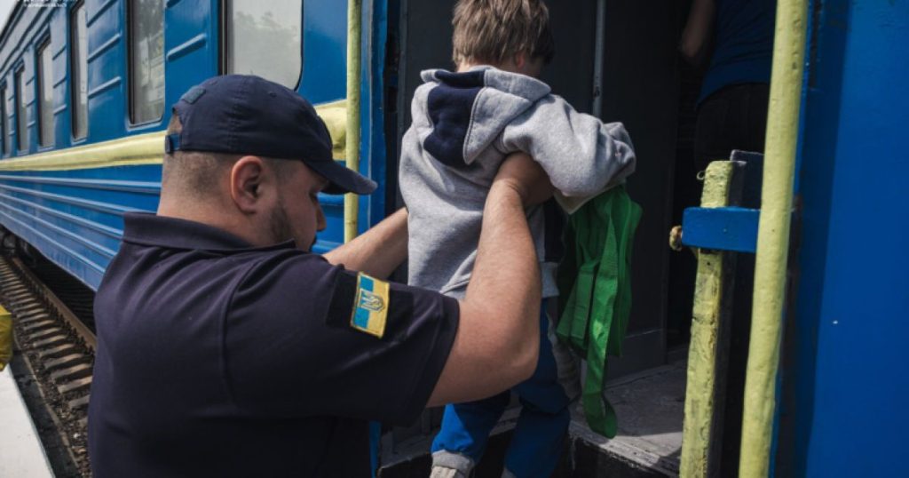 В ОВА розповіли, скільки дітей потрібно евакуювати з прифронтових територій