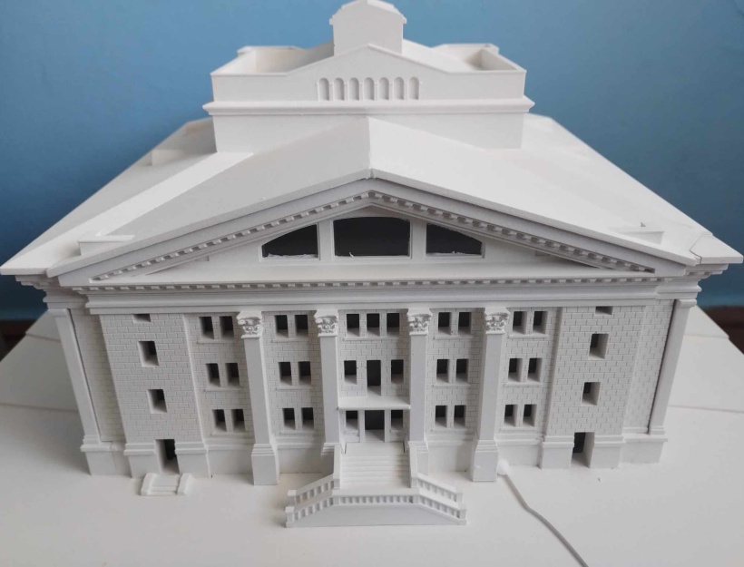 Донецький обласний краєзнавчий музей отримав унікальний макет маріупольського Драмтеатру