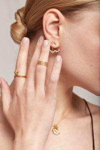 Минимализм vs максимализм: как выбрать стиль ювелирного гардероба?