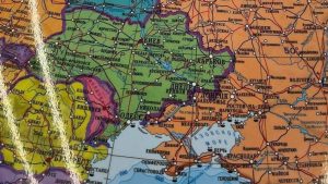 Краматорськ, Херсон та Запоріжжя у складі РФ: школярам у Маріуполі видали глобуси зі спотвореною картою