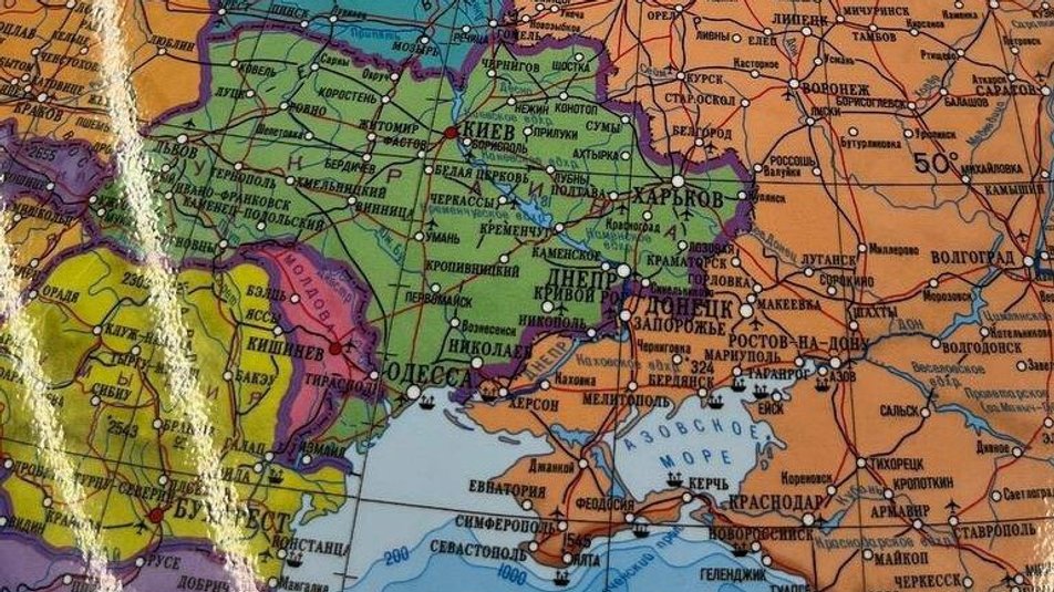 Краматорськ, Херсон та Запоріжжя у складі РФ: школярам у Маріуполі видали глобуси зі спотвореною картою
