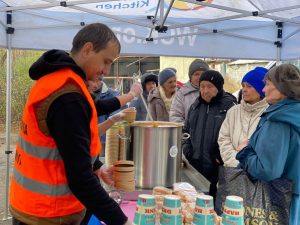 У Святогірську щодня роздають по 470 гарячих обідів