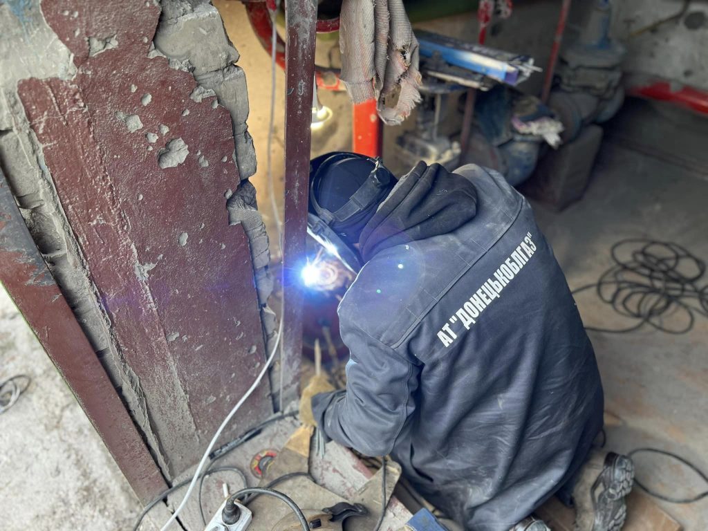 У Краматорську газовики долають наслідки обстрілів на газових мережах.