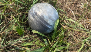 Спортивні майданчики можуть приховувати небезпеку: касетні боєприпаси, схожі на іграшки, загрожують життю дітей