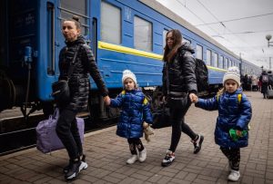 У сімох населених пунктах Донеччини оголосили примусову евакуацію дітей: список