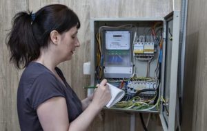 Телефоном або онлайн: як донеччанам передати покази лічильника за електроенергію і що робити тим, хто вимушено покинув своє житло