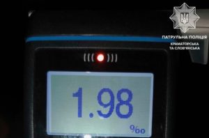 П’яний водій без прав: у Словʼянську патрульні зупинили порушника комендантської години