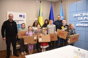 Діти вразливих категорій Донеччини отримали ноутбуки для дистанційного навчання