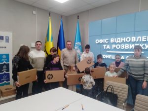 428 учнів семи громад Донеччини отримали ноутбуки для навчання