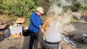 На трасі дорогою на Донеччину волонтери годують українських військових