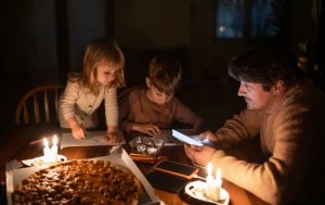 Взимку світло в Україні можуть вимикати по 4-6 годин на добу, – експерт