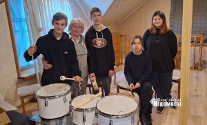 Дітям у Святогірській громаді подарували музичні інструменти для навчання музиці