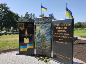 Алеї памʼяті з кількох міст Донеччини перевозять в безпечніші місця