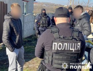 12 років ув’язнення загрожує шахраям, які на Донеччині організували роботу call-центру та виманювали фінансові дані у громадян