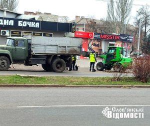 Листя, люди та кілька одиниць техніки: комунальники Слов’янська вичищають розділювальні смуги (фото)