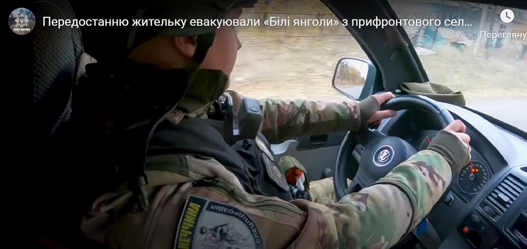 Під звуки близьких вибухів «Білі янголи»евакуювали з прифронтового села на Лиманському напрямку 51-річну жінку та допомогли 71-річній