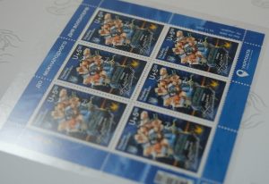 Відбулося спецпогашення благодійної поштової марки «Країна волонтерів»