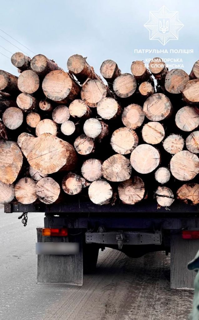 Автомобіль, завантажений спиляною деревиною та без відповідних документів зупинили поліцейські у Краматорському районі
