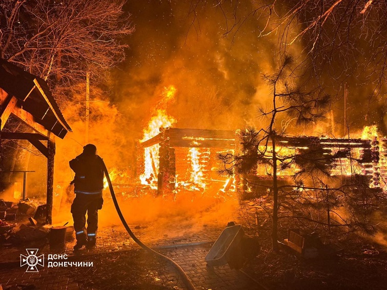 Рятувальники понад три години боролися з пожежею в с. Діброва