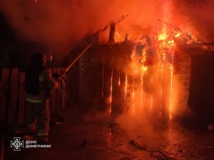 У Слов’янську горіла господарча споруда, в Краматорську – легковий автомобіль