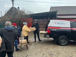 Рятувальники Донеччини доставили 1640 кг продуктових наборів мешканцям Миколаївки та Костянтинівки