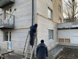 На пошкодженому російським снарядом будинку у Слов’янську відновлюють систему газорозподілу