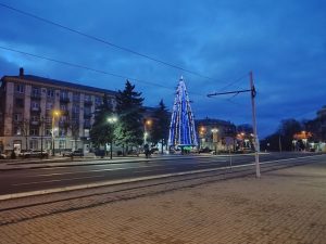 У центрі Дружківки встановили новорічну ялинку
