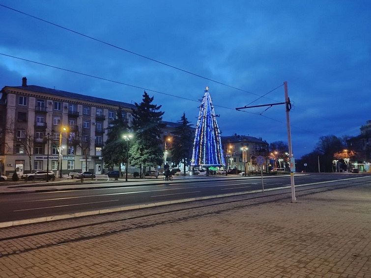 У центрі Дружківки встановили новорічну ялинку