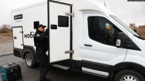 Як працює мобільне відділення банку на колесах у прифронтовій зоні