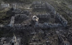 Двоє людей загинуло, а двоє поранені після скиду з ворожого FPV-дрону на будинок в Часовому Ярі