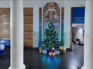 У Слов’янську на залізничному вокзалі засяяла ялинка