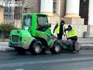 Сніг розтанув, комунальники працюють (фоторепортаж)