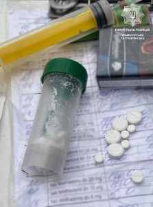 Особу з речовинами, схожими на наркотичні, виявили у Краматорську