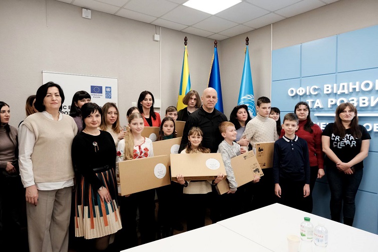 Учні Донеччини отримали 1000 ноутбуків для дистанційного навчання