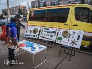 У Краматорську рятувальники Донеччини провели вчора навчання з мінної безпеки