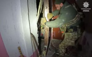 Патрульні допомогли вибратися із заблокованих внаслідок обстрілу приміщень літнім людям