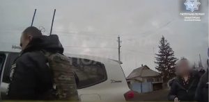 Евакуація під звуки вибухів та з літаючими дронами над головами