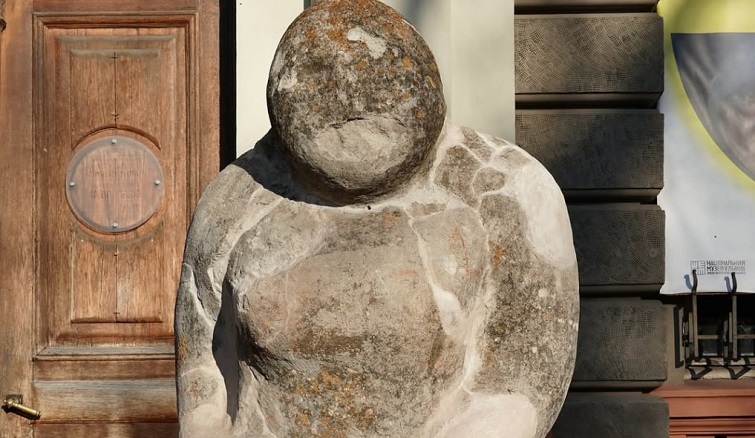 Древню скульптуру з кургану “Сторожова могила”, яку вивезли з-під обстрілів на Донеччині волонтери та військові, відновили львівські реставратори