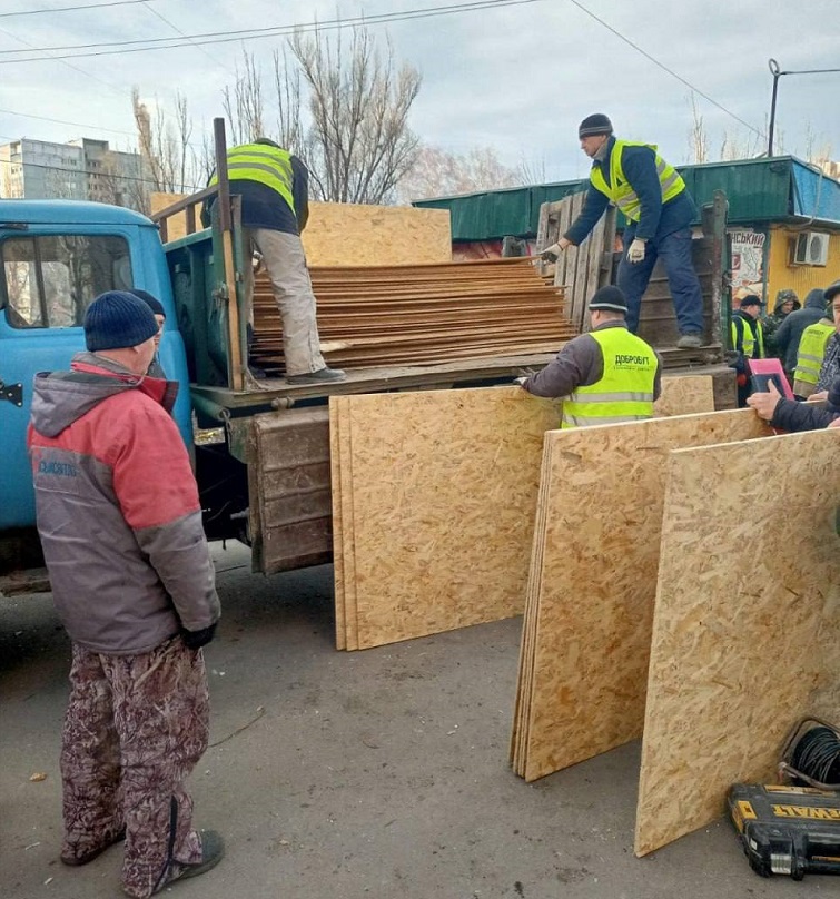 У Краматорську комунальники працюють над ліквідацією наслідків вчорашнього обстрілу