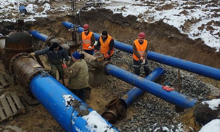 Впродовж останніх років у Донецьку немає води, хоча в будинках регулярно міняють труби на “такі як треба за планом”