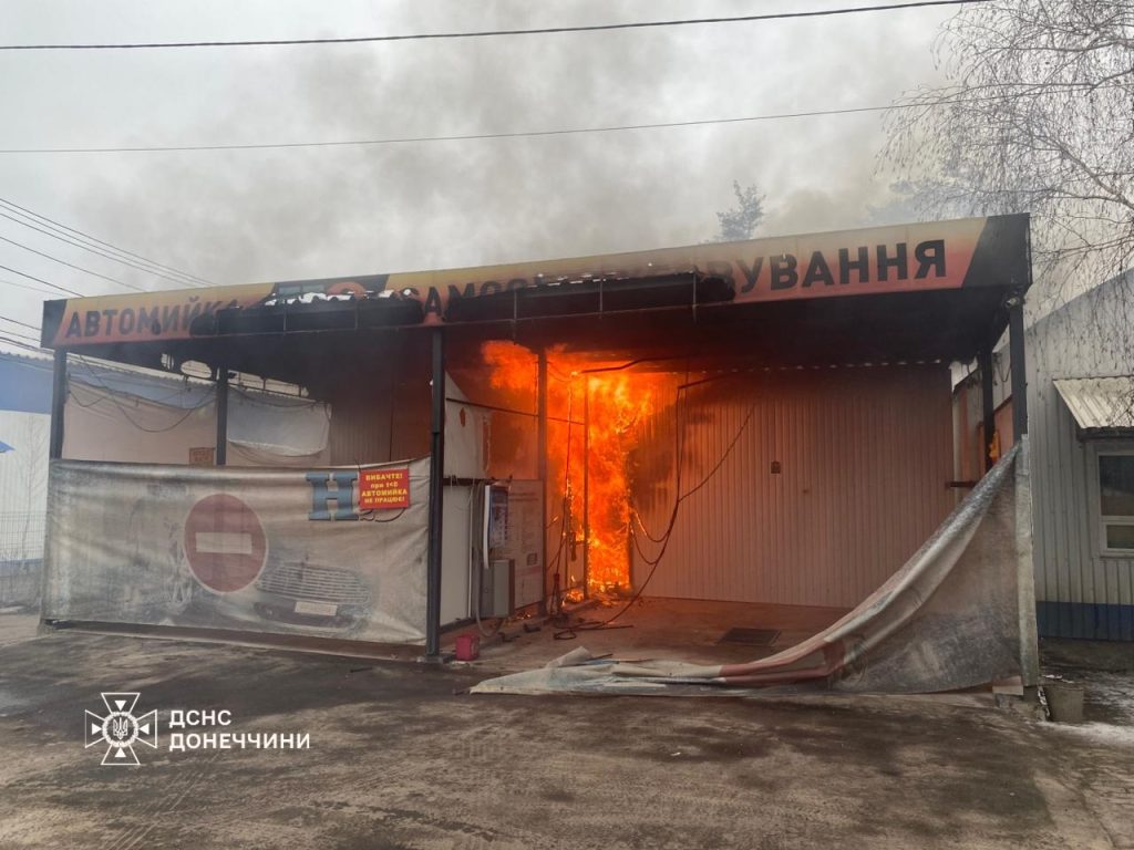 У Святогірську горіла автомийка: рятувальники ліквідували пожежу