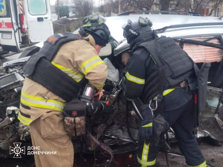 Рятувальники звільнили чоловіка з понівеченого автомобіля після ДТП