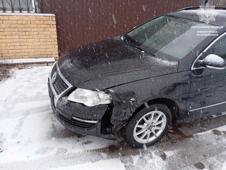 У Краматорську авто наїхало на металевий паркан