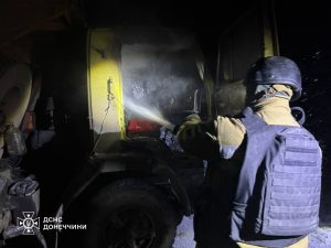 У Лимані горів вантажний автомобіль: надзвичайники ліквідували пожежу