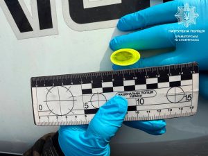 Патрульні виявили громадянина у розшуку, який мав з собою 209 грамів речовин, схожих на наркотичні