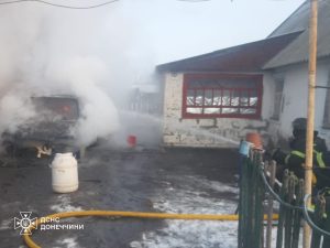 Донеччина: рятувальники приборкали пожежі в будинку та легковому автомобілі