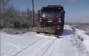 На Донеччині розчищають дороги після снігопаду: 46 одиниць техніки працюють на дорогах