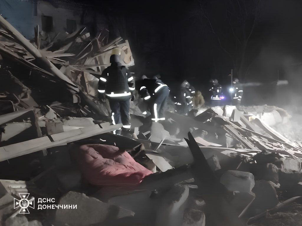 Рятувальники ліквідували наслідки авіаудару по Краматорську: 1 загиблий, 7 постраждалих (фото)